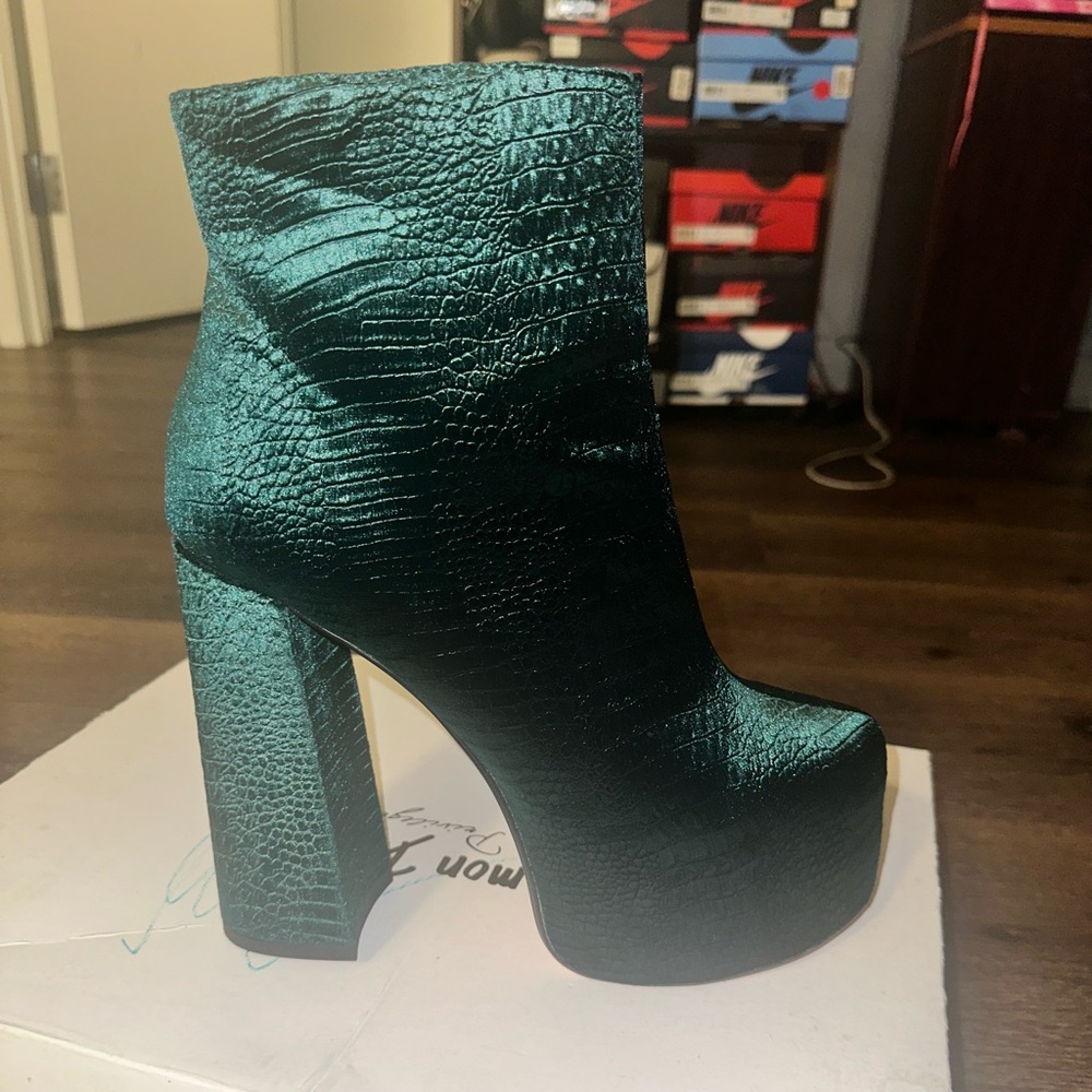 Emerald green Platform